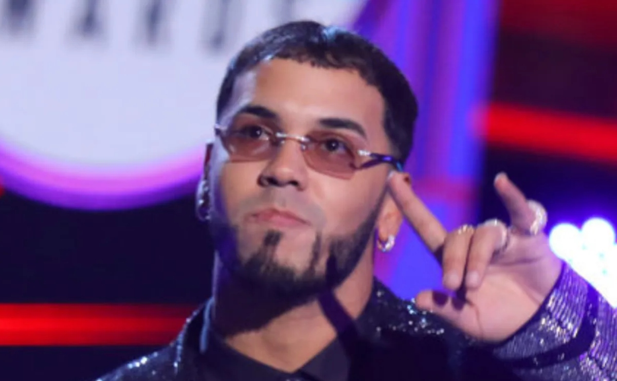 Anuel AA acepta Artista del Año en el escenario durante los Premios de la Música Latinoamericana 2019 en Dolby Theatre el 17 de octubre de 2019 en Hollywood, California.