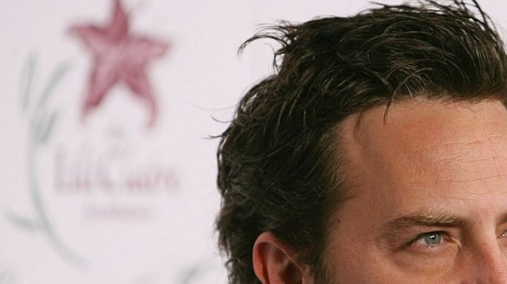 El actor Matthew Perry en la novena cena anual en beneficio de la Fundación Lili Claire en el Hotel Beverly Hilton el 14 de octubre de 2006 en Beverly Hills, California.