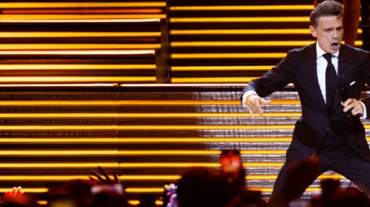 Luis Miguel actúa durante su segundo espectáculo con entradas agotadas en Movistar Arena el 4 de agosto de 2023 en Buenos Aires, Argentina.