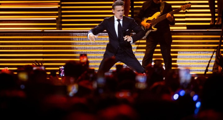 Luis Miguel actúa durante su segundo espectáculo con entradas agotadas en Movistar Arena el 4 de agosto de 2023 en Buenos Aires, Argentina.
