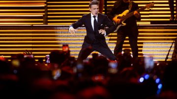 Luis Miguel actúa durante su segundo espectáculo con entradas agotadas en Movistar Arena el 4 de agosto de 2023 en Buenos Aires, Argentina.