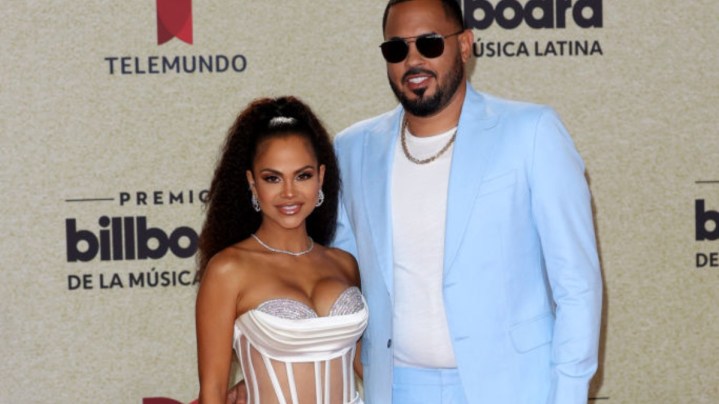 Natti Natasha y Raphy Pina asisten a los Premios Billboard de Música Latina 2021 en el Watsco Center el 23 de septiembre de 2021 en Coral Gables, Florida.