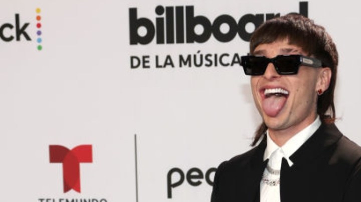 Peso Pluma asiste a los Premios Billboard de Música Latina 2023 en el Watsco Center el 5 de octubre de 2023 en Coral Gables, Florida.