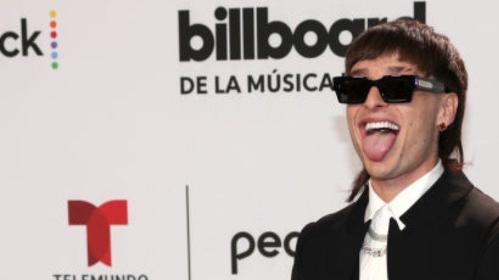 Peso Pluma asiste a los Premios Billboard de Música Latina 2023 en el Watsco Center el 5 de octubre de 2023 en Coral Gables, Florida.