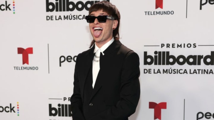 Peso Pluma asiste a los Premios Billboard de Música Latina 2023 en el Watsco Center el 5 de octubre de 2023 en Coral Gables, Florida.