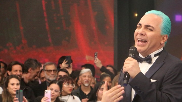 Cristian Castro aparece con el pelo azul en el estreno del programa "Bailando 2023" con el conductor Marcelo Tineli/Buenos Aires, Argentina, 4 de septiembre 2023.