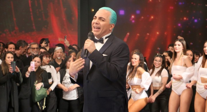 Cristian Castro aparece con el pelo azul en el estreno del programa "Bailando 2023" con el conductor Marcelo Tineli/Buenos Aires, Argentina, 4 de septiembre 2023.