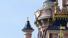 La multitud observa el paso de la carroza de Toy Story durante el Main Street Parade el 6 de agosto de 2015 en Disneyland París, en Marne-la-Vallée.