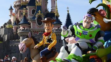 La multitud observa el paso de la carroza de Toy Story durante el Main Street Parade el 6 de agosto de 2015 en Disneyland París, en Marne-la-Vallée.