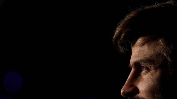 Gerard Piqué asiste a los Dubai Globe Soccer Awards en Armani Hotel Dubai el 27 de diciembre de 2020 en Dubai, Emiratos Árabes Unidos.