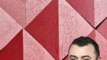 El cantante británico Sam Smith posa en la alfombra roja a su llegada a los Fashion Awards 2023 en el Royal Albert Hall, en Londres, el 4 de diciembre de 2023.