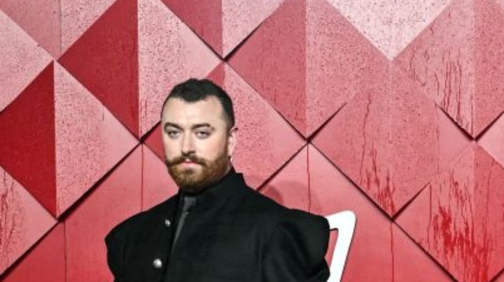 El cantante británico Sam Smith posa en la alfombra roja a su llegada a los Fashion Awards 2023 en el Royal Albert Hall, en Londres, el 4 de diciembre de 2023.