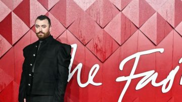 El cantante británico Sam Smith posa en la alfombra roja a su llegada a los Fashion Awards 2023 en el Royal Albert Hall, en Londres, el 4 de diciembre de 2023.