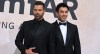 Ricky Martin y Jwan Yosef llegan el 26 de mayo de 2022 para asistir a la gala anual de Cannes Cine contra el SIDA de amfAR en el Hotel du Cap-Eden-Roc en Cap d'Antibes, sur de Francia. , al margen del 75º Festival de Cine de Cannes.