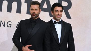 Ricky Martin y Jwan Yosef llegan el 26 de mayo de 2022 para asistir a la gala anual de Cannes Cine contra el SIDA de amfAR en el Hotel du Cap-Eden-Roc en Cap d'Antibes, sur de Francia. , al margen del 75º Festival de Cine de Cannes.
