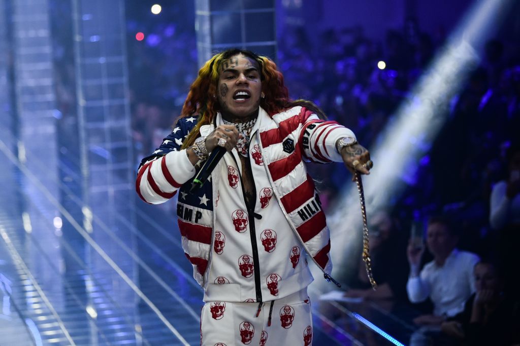 La cantante de rap estadounidense 6ix9ine, o Tekashi 69, actúa durante el desfile de moda Philipp Plein como parte de la semana de la moda femenina Primavera/Verano 2019 en Milán, el 21 de septiembre de 2018.