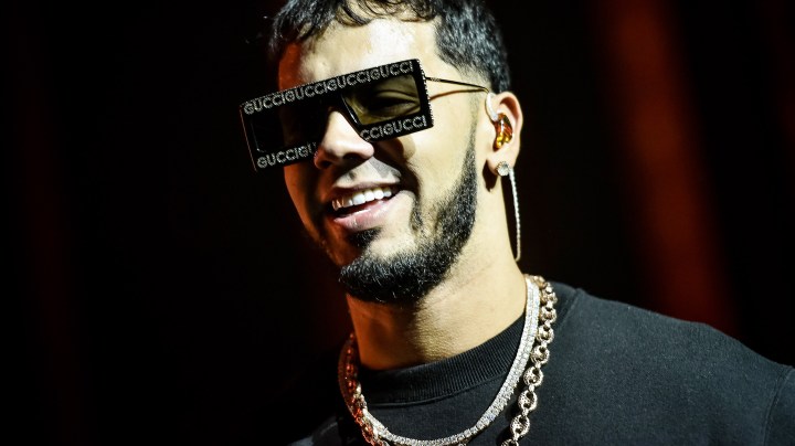 Anuel AA parece tener el mismo gusto en regalos para mujeres.