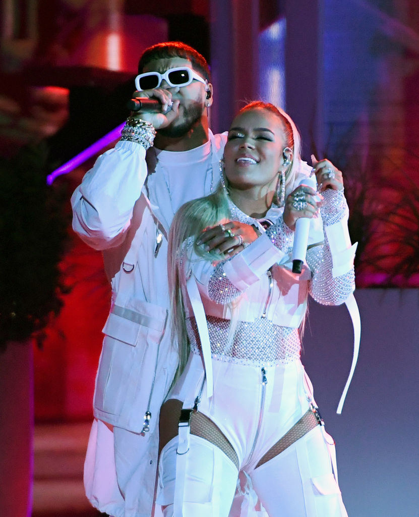 Anuel AA (L) y Karol G actúan durante los Premios Billboard de la Música Latina 2019 en el Mandalay Bay Events Center el 25 de abril de 2019 en Las Vegas, Nevada.