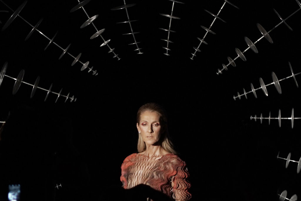 Celine Dion en la feria Iris Van Herpen Haute Couture Otoño/Invierno 2019 2020 como parte de la Semana de la Moda de París el 1 de julio de 2019 en París, Francia.