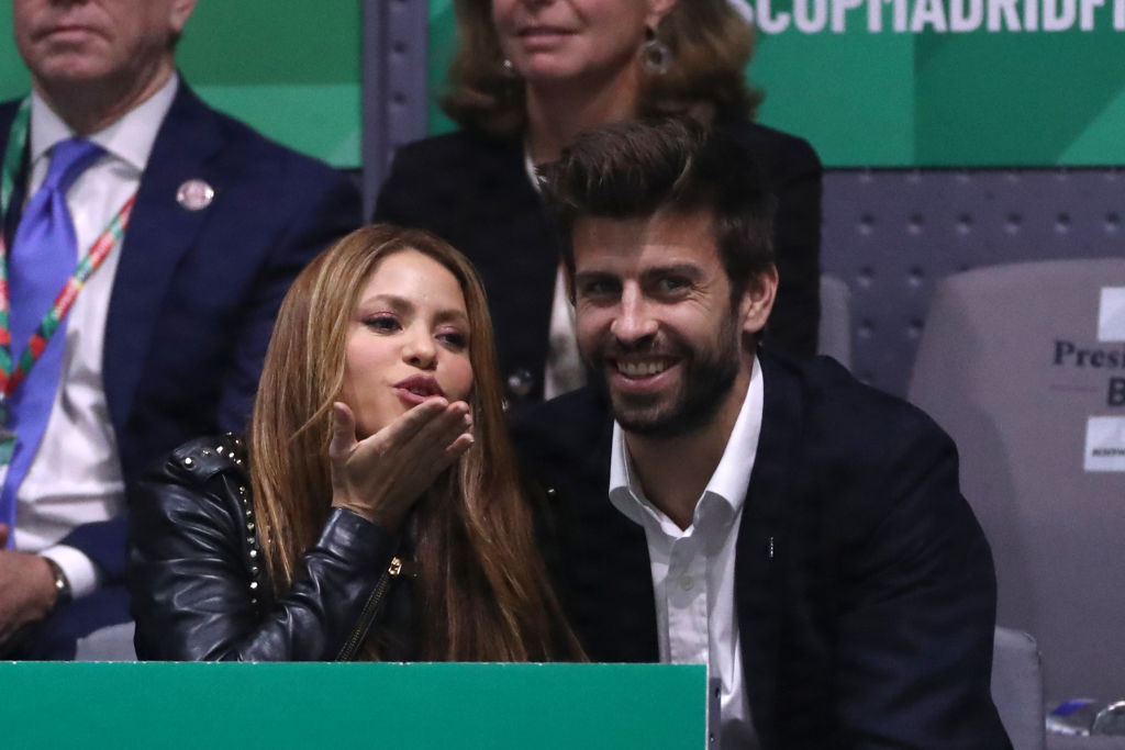 La cantante Shakira (L) y su esposo y futbolista Gerard Piqué del FC Barcelona (R) reaccionan en las gradas mientras observan el partido final de individuales entre Rafael Nadal de España y Denis Shapovalov de Canadá durante el séptimo día de la Copa Davis 2019 en La Caja Mágica el 24 de noviembre de 2019 en Madrid, España.