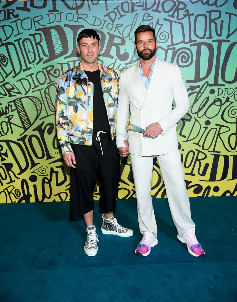 Jwan Yosef y Ricky Martin asisten al desfile de moda Dior Men's Fall 2020 el 3 de diciembre de 2019 en Miami, Florida.