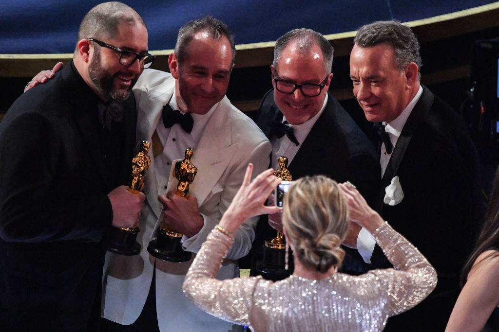 (De izquierda a derecha) El productor estadounidense Jonas Rivera, Josh Cooley, Mark Nielsen y el actor estadounidense Tom Hanks posan para una fotografía con el premio a la Mejor Película de Animación por "Toy Story 4" durante la 92ª edición de los Oscar en el Dolby Theatre de Hollywood, California, el 9 de febrero de 2020.