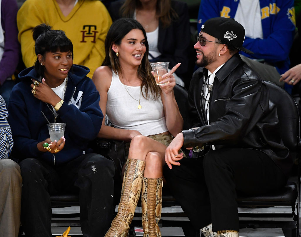 Kendall Jenner y Bad Bunny asisten al partido de eliminatoria de semifinales de la Conferencia Oeste entre Los Angeles Lakers y Golden State Warriors en Crypto.com Arena el 12 de mayo de 2023 en Los Ángeles, California.