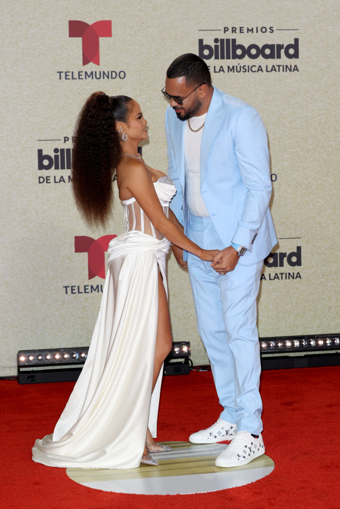 Natti Natasha y Raphy Pina asisten a los Premios Billboard de Música Latina 2021 en el Watsco Center el 23 de septiembre de 2021 en Coral Gables, Florida.