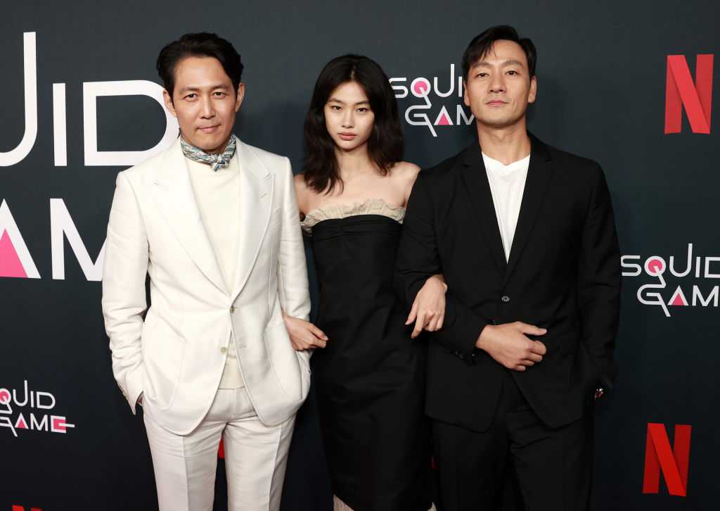 (De izquierda a derecha) Lee Jung-jae, Jung Hoyeon y Park Hae Soo asisten a la proyección en Los Ángeles de "El juego del calamar" de Netflix en NeueHouse Los Ángeles el 08 de noviembre de 2021 en Hollywood, California.