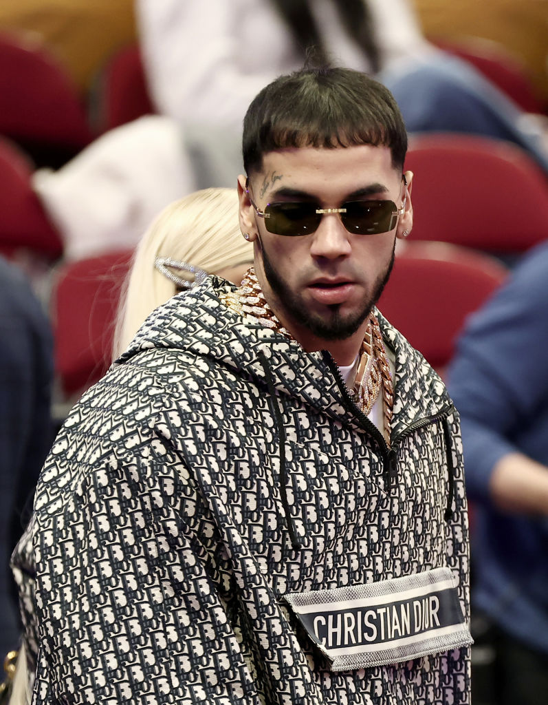 Anuel AA es visto durante el Taco Bell Skills Challenge como parte del fin de semana All-Star 2022 en Rocket Mortgage Fieldhouse el 19 de febrero de 2022 en Cleveland, Ohio.