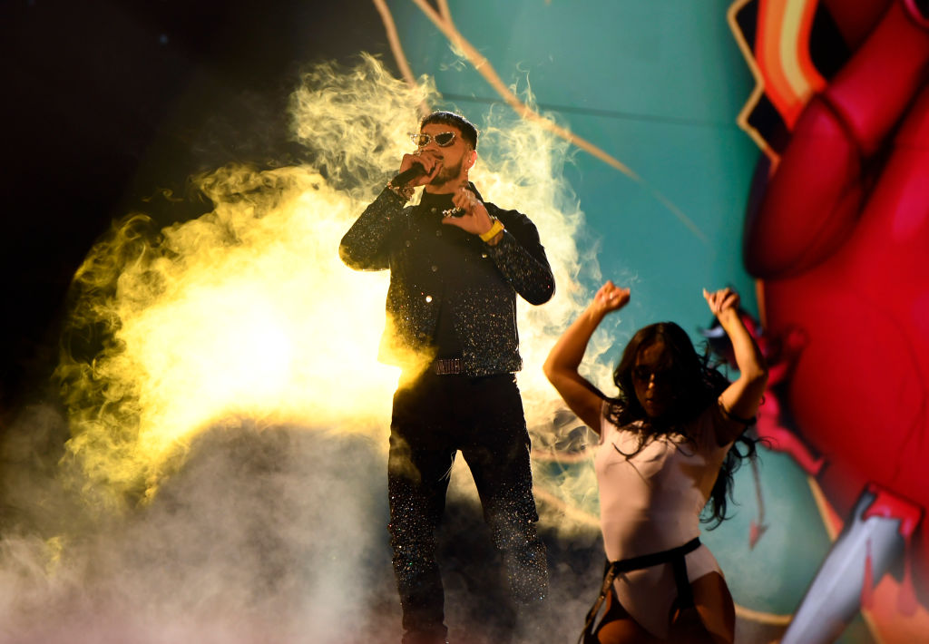 Anuel AA en el escenario durante los Premios de la Música Latinoamericana 2023 en el MGM Grand Garden Arena el 20 de abril de 2023 en Las Vegas, Nevada.