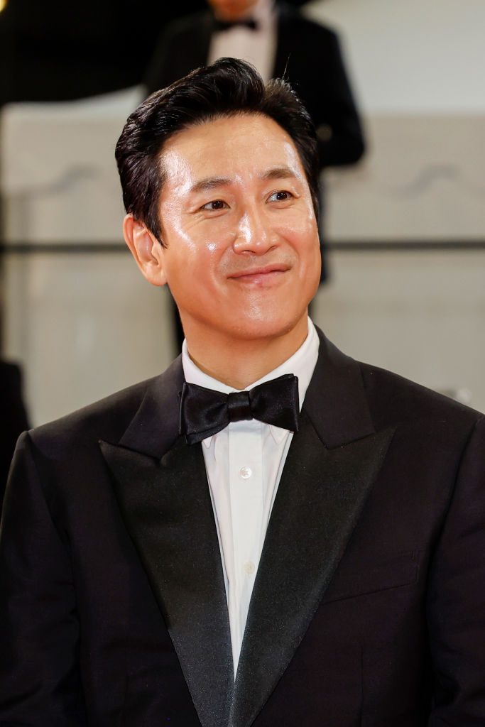 Lee Sun Kyun en la alfombra roja 'Project Silence' durante el 76º festival de cine anual de Cannes en el Palais des Festivals el 21 de mayo de 2023 en Cannes, Francia.