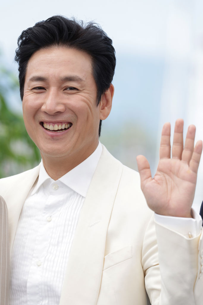 Lee Sun-kyun en la sesión fotográfica 'Project Silence' en el 76º festival de cine anual de Cannes en el Palais des Festivals el 22 de mayo de 2023 en Cannes, Francia.