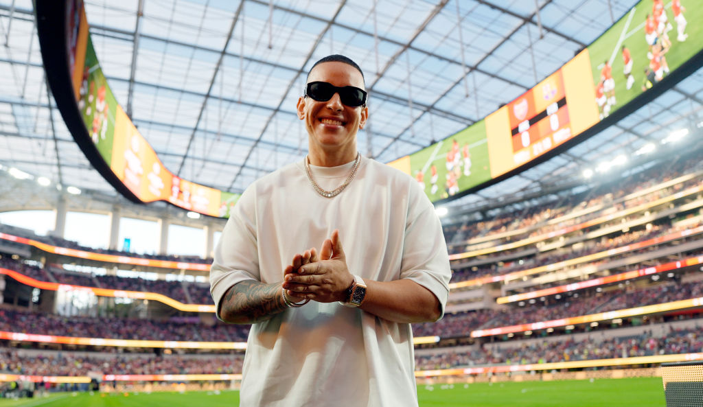 Daddy Yankee asiste al partido amistoso de pretemporada entre Arsenal y Barcelona en el estadio SoFi el 26 de julio de 2023 en Inglewood, California.