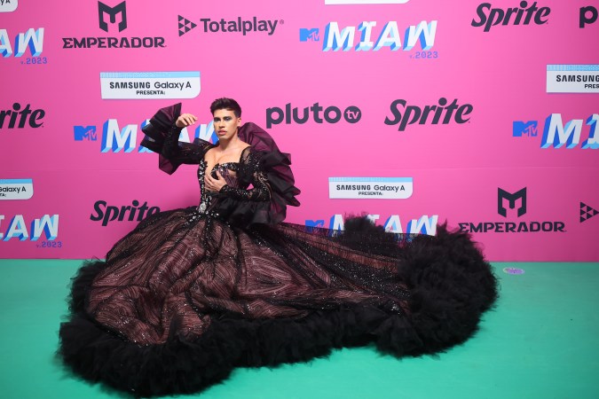 La Divaza es conocido por sus extravagantes apariciones públicas y su contenido divertido en redes sociales