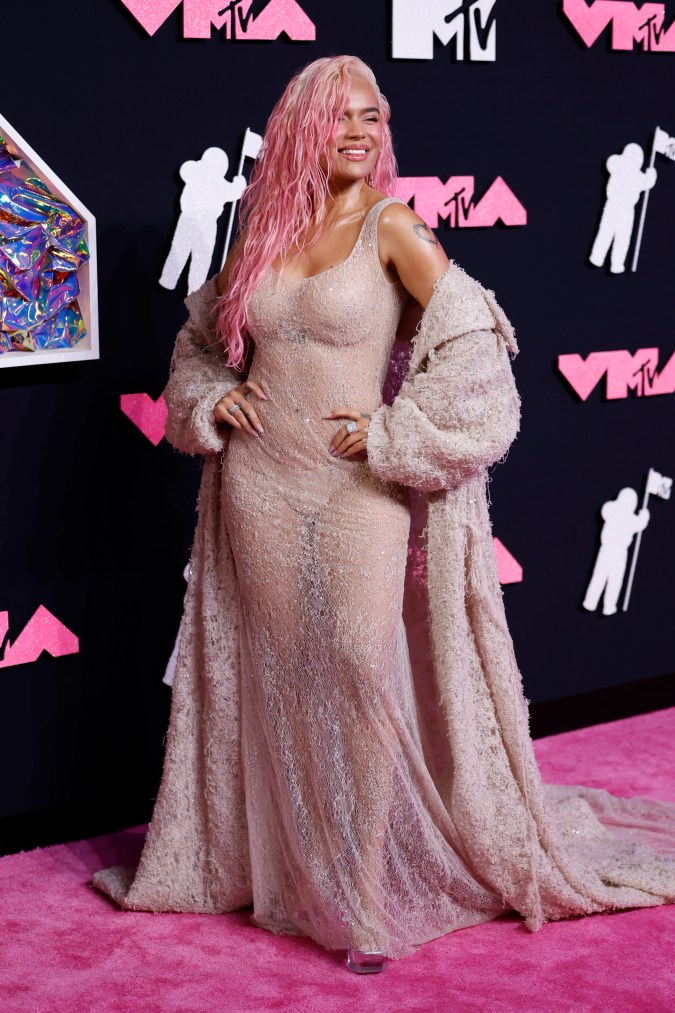 Karol G con un vestido con transparencias en la alfombra roja de los premios MTV.