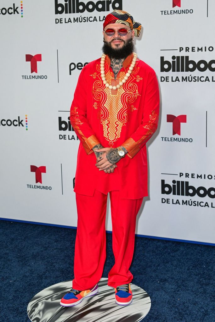 El rapero puertorriqueño Farruko llega a los Premios Billboard de la Música Latina en el Watsco Center de Miami, Florida, el 5 de octubre de 2023.