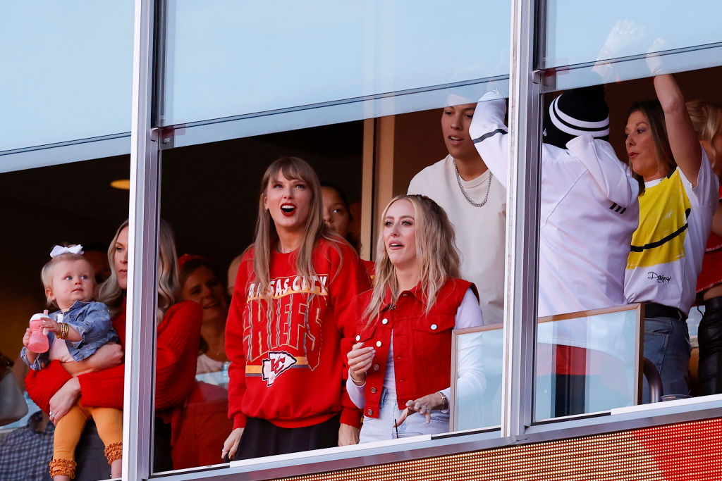 Taylor Swift y Brittany Mahomes reaccionan a un touchdown anotado por Travis Kelce # 87 de los Kansas City Chiefs durante el segundo cuarto del juego contra Los Angeles Chargers en GEHA Field en el Arrowhead Stadium el 22 de octubre. 2023 en Kansas City, Misuri.