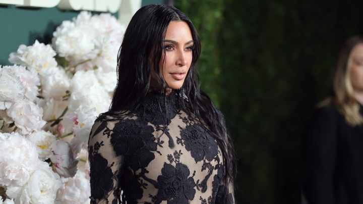 Kim Kardashian luce un bolso de más de 100 mil dólares.