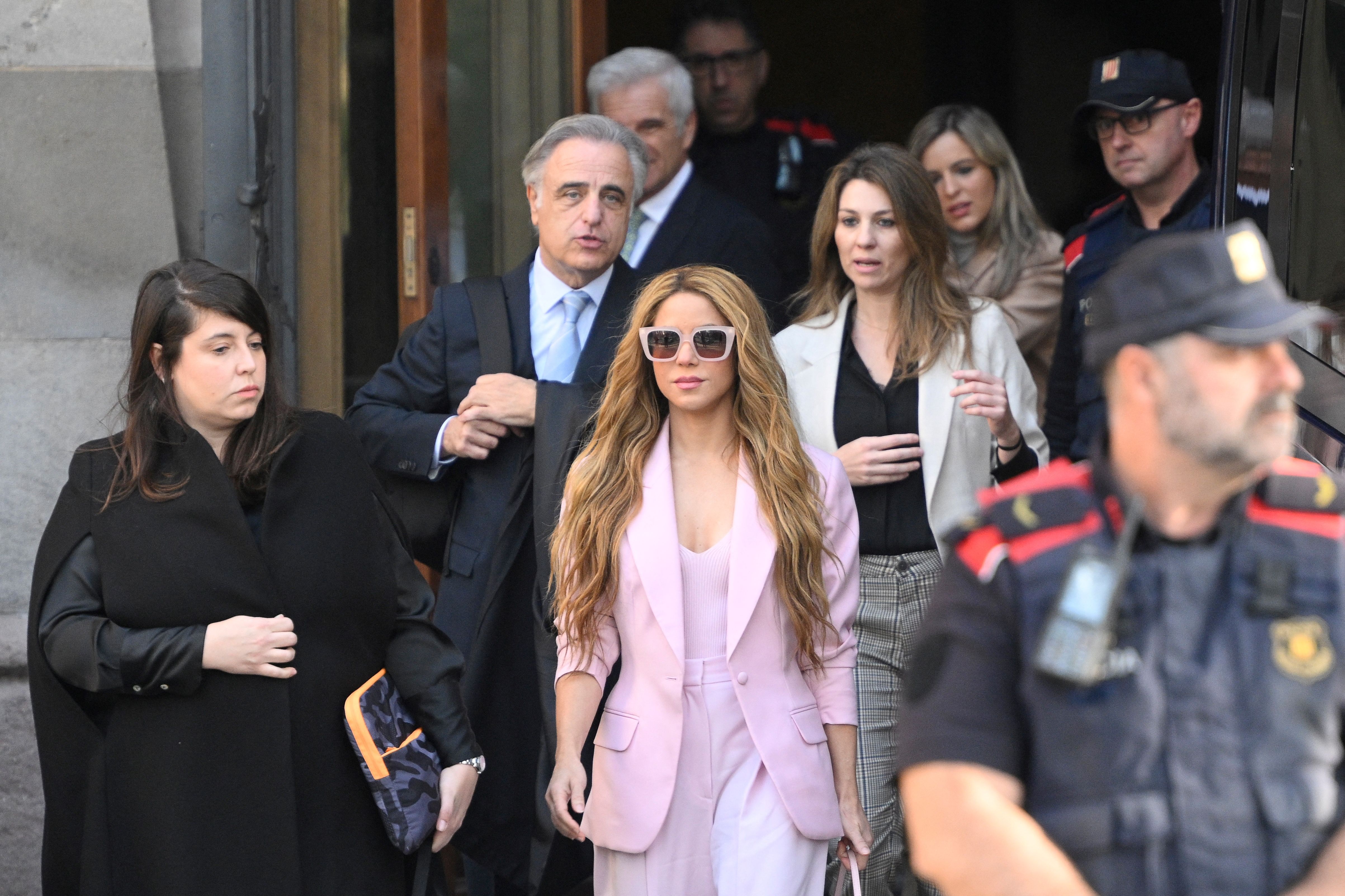 Shakira al salir del juicio en España.