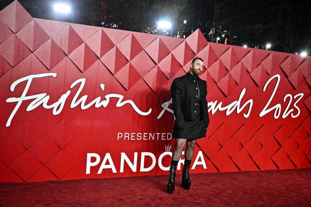 El cantante británico Sam Smith posa en la alfombra roja a su llegada a los Fashion Awards 2023 en el Royal Albert Hall, en Londres, el 4 de diciembre de 2023.