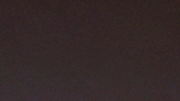 Cedric the Entertainer, Helen Hoehne y Wilmer Valderrama posan en el escenario durante el anuncio de las nominaciones a los Premios Globo de Oro 2024.