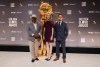 Cedric the Entertainer, Helen Hoehne y Wilmer Valderrama posan en el escenario durante el anuncio de las nominaciones a los Premios Globo de Oro 2024.