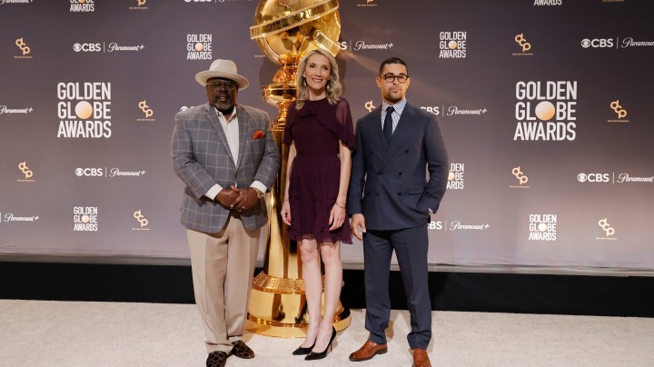 Cedric the Entertainer, Helen Hoehne y Wilmer Valderrama posan en el escenario durante el anuncio de las nominaciones a los Premios Globo de Oro 2024.