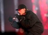 Peso Pluma por poco se cae en un concierto en Colombia