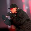 Peso Pluma por poco se cae en un concierto en Colombia
