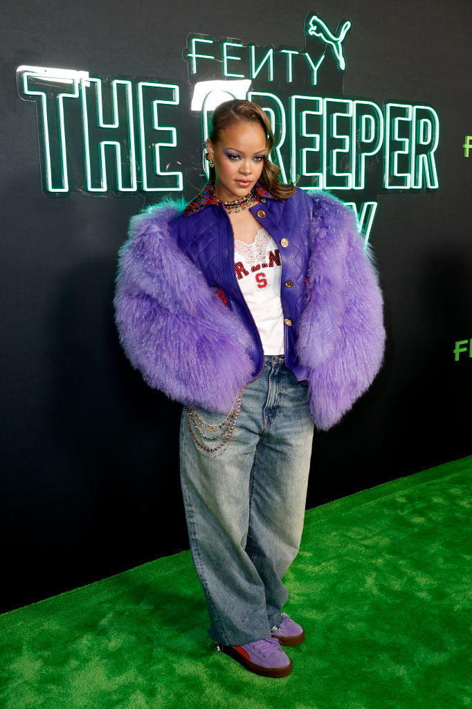 Rihanna en la fiesta de lanzamiento de zapatillas FENTY x PUMA en NeueHouse Los Ángeles el 18 de diciembre de 2023 en Hollywood, California.