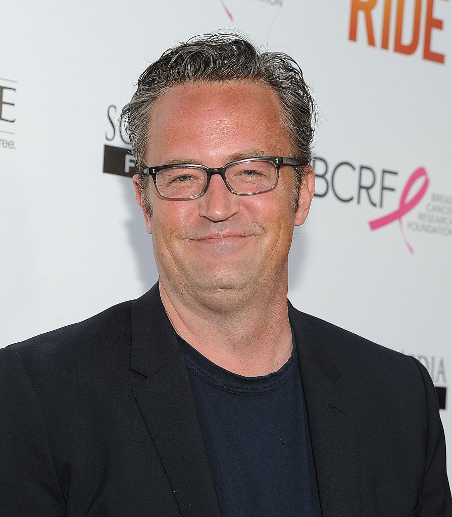 El actor Matthew Perry llega al estreno de 'Ride' en ArcLight Hollywood el 28 de abril de 2015 en Hollywood, California.