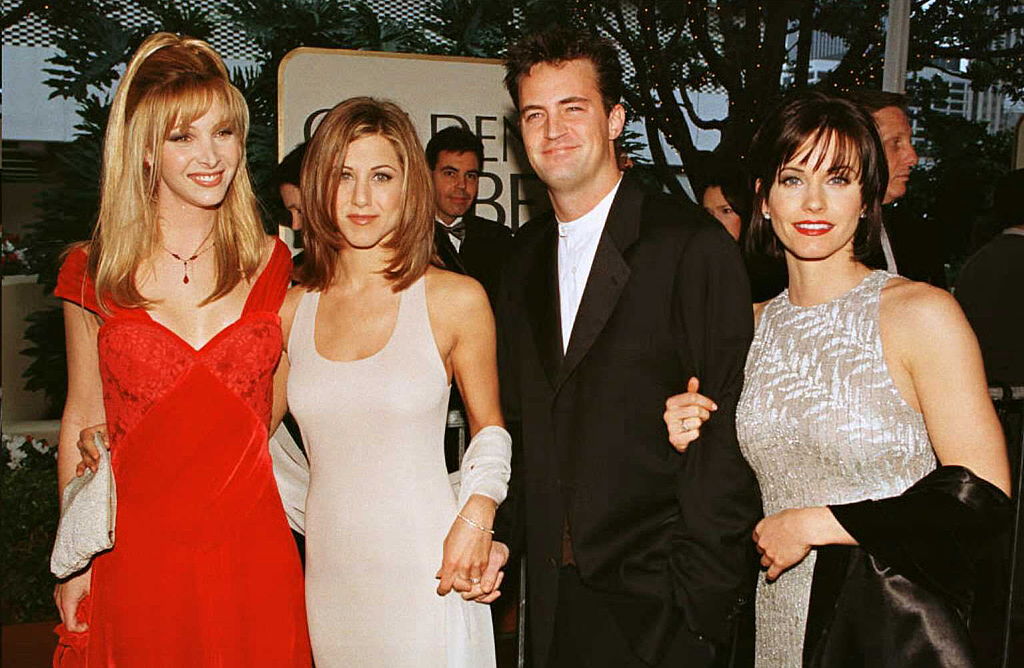 El elenco del exitoso programa de televisión estadounidense "Friends" de izquierda a derecha: Lisa Kudrow, Jennifer Aniston, Matthew Perry y Courteney Cox posan para los fotógrafos cuando llegan a la 53ª edición anual de los Golden Globe Awards el 21 de enero en Beverly Sierras. "Friends" está nominada a Mejor Serie de Televisión de Comedia.