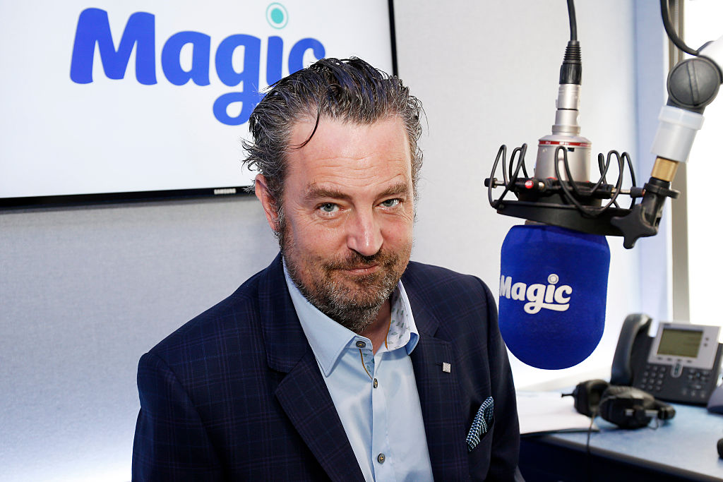 Matthew Perry posa para fotografías en Magic Radio el 1 de abril de 2015 en Londres, Inglaterra. Perry presentará programas de Magic Radio el 2 y 9 de abril.